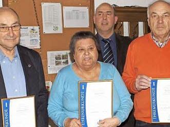 Peter Groh (hinten), Vorsitzender des VdK-Ortsverbandes Seubelsdorf, zeichnete Reinhard Auschner, Elfriede Forejt und Baptist Neukel (von links) für 25-jährige Treue zum VdK aus. Foto: Alfred Thieret