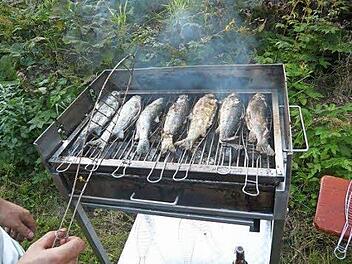 Darauf warten alle beim Fischerfest: Forellen vom Grill.