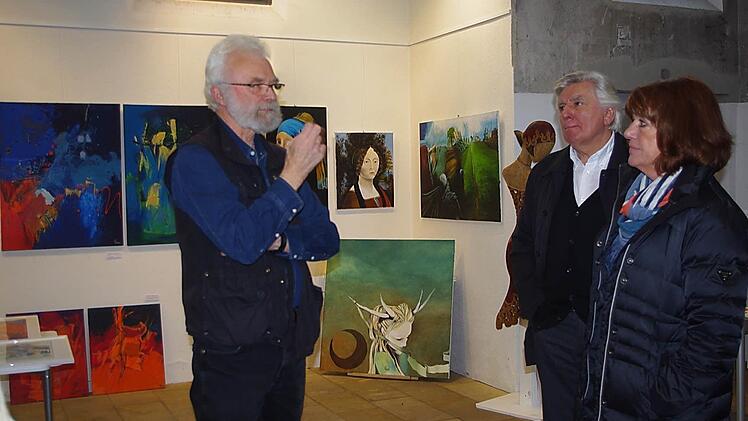 Erstmals bei der "ARTkronach" mit dabei ist Christine G. Hirt - hier im Gespräch mit dem Organisator Peter M. Bannert (links). Foto: Heike Schülein