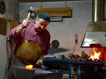 Winfried Geis an seinem Amboss. Hier bearbeitet er einen Metallklotz, aus dem ein Damastmesser entstehen soll. Foto: Kathrin Kupka-Hahn