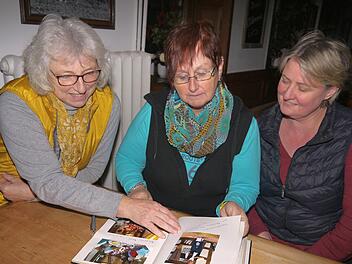 Ohne Eintrag im Gästebuch geht nix: Helga Rose, Ulrike Schorn und Maria Döllinger (linkes Bild, von links) erinnern sich an haufenweise lustige Episoden mit all den Kabarettisten im Itzgrund. Lizzy Aumeier (rechts oben) und Matthias Kellner (rechts unten) sind die nächsten Künstler, die im kommenden Jahr in den Itzgrund kommen.