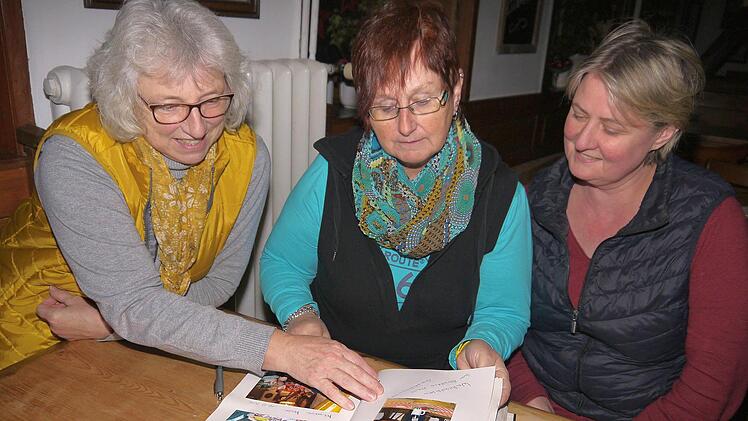 Ohne Eintrag im Gästebuch geht nix: Helga Rose, Ulrike Schorn und Maria Döllinger (linkes Bild, von links) erinnern sich an haufenweise lustige Episoden mit all den Kabarettisten im Itzgrund. Lizzy Aumeier (rechts oben) und Matthias Kellner (rechts unten) sind die nächsten Künstler, die im kommenden Jahr in den Itzgrund kommen.