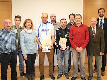 Die ausgezeichneten Sportler und Denksportler der Gemeinde Michelau mit Zweiten Bürgermeister Dirk Rosenbauer (re.).  Foto: Gerda Völk