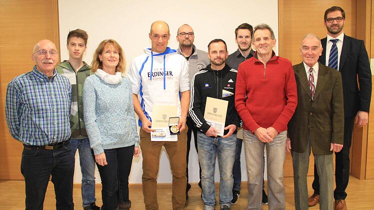 Die ausgezeichneten Sportler und Denksportler der Gemeinde Michelau mit Zweiten Bürgermeister Dirk Rosenbauer (re.).  Foto: Gerda Völk