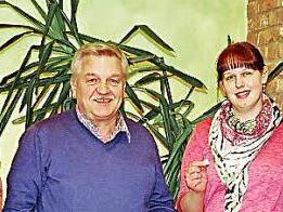 Stellvertretender NBMB-Kreisvorsitzender Bruno Schnappauf, NBMB-Kreisvorsitzender Wolfgang Müller, Glücksfee Johanna Gerber sowie stellvertretender Kronach Creativ-Vorsitzender Helmut Wölfel bei der Verlosung der 1000 Euro Foto: Heike Schülein