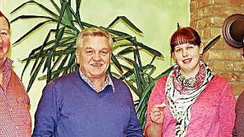 Stellvertretender NBMB-Kreisvorsitzender Bruno Schnappauf, NBMB-Kreisvorsitzender Wolfgang Müller, Glücksfee Johanna Gerber sowie stellvertretender Kronach Creativ-Vorsitzender Helmut Wölfel bei der Verlosung der 1000 Euro Foto: Heike Schülein