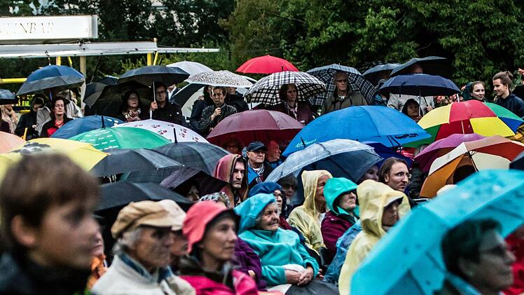 Impressionen vom Coburger Klassik-Open-Air im Rosengarten mit dem Philharmonischen Orchester des LandestheatersFoto: Jochen Berger