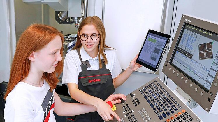 Vor vier Jahren hat Eva Dohles (rechts) selbst am Girls' Day bei Brose teilgenommen. Jetzt absolviert die 17-Jährige eine Ausbildung zur Werkzeugmechanikerin und erklärte der Gymnasiastin Emily Jung (14) das Programmieren einer CNC-Fräsmaschine.Foto: Brose