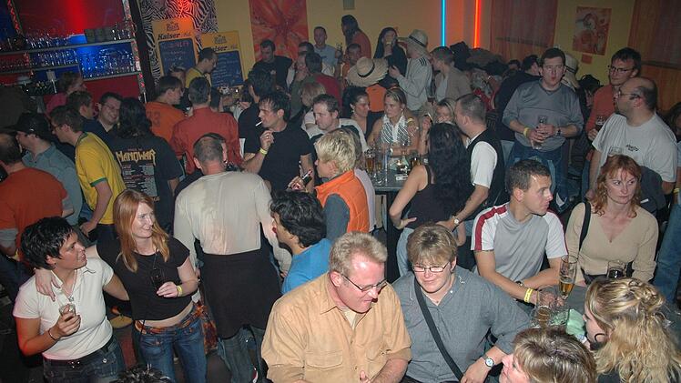 m Jahr 2004 hat alles begonnen (hier im Gambrinus),  seit  2005 machen es die Wirte  selbst. Archiv