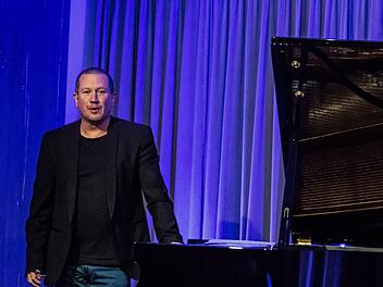 Toller Auftritt: Das Publikum in Coburg feierte das Wiederhören mit dem Pianisten Chris Jarrett bei "Leise am Markt".Foto: Jochen Berger