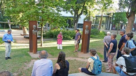 Eine Station der Führung ist der Harmoniegarten mit den Stelen von drei Bamberger Widerstandskämpfern.