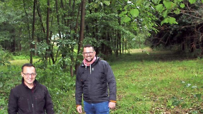 Jan Strobel und Jochen Bergmann zeigen den kleinen Bachlauf, an dem sie sich einen Wasserspielplatz vorstellen könnten. Der Weihersbach liegt nur wenige Meter neben dem Parkplatz unterhalb der Schule - unweit des Baugebietes "Am Wald". Foto: Sonny Adam