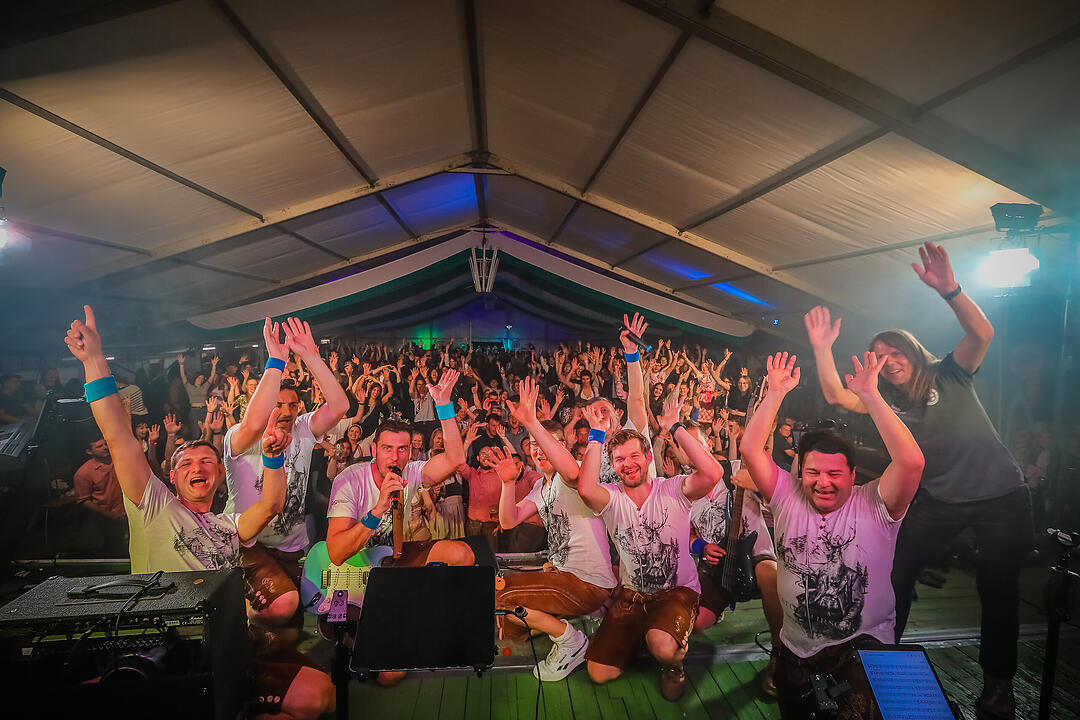 Samstagsparty im Festzelt!