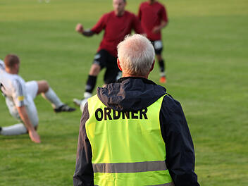F&uuml;rth-Fans gehen wegen Jacke auf Ordner los