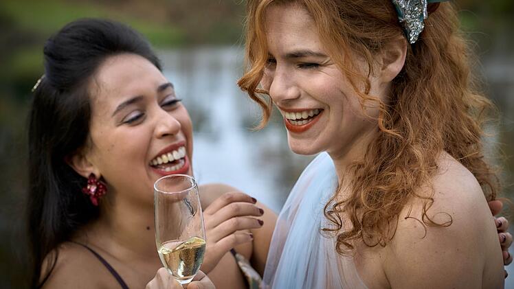 Emma (Hanna van Vliet, rechts) teilt alle Höhen und Tiefen ihres Lebens mit ihrer besten Freundin Nico (Asma El Mouden).