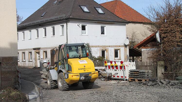 Die Bagger rollen durch das Dorf ...