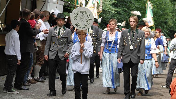 Der Zug bot ein farbenprächtiges Bild.