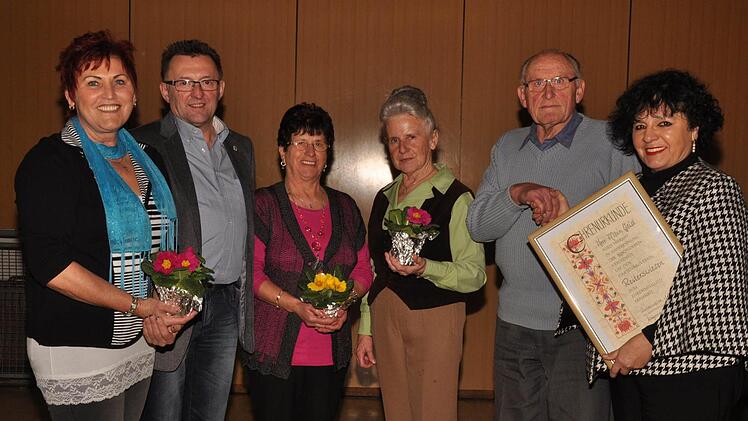 Die Vereinsvorsitzende Hildegard Alefeld (rechts) und ihre neue Stellvertreterin Dagmar Bößl (links) zeichneten (von links) Siegbert Kiesel, Veronika Renninger, Helga Renninger und Albin Geist. Foto: Peter Klopf