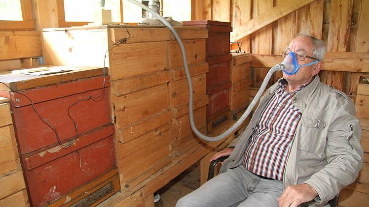 Imker Martin Pletl aus Kasendorf demonstriert das Api Air Inhalationsgerät. In dem kleinen Kästchen links oben sitzt ein Ventilator, der mit einem Pollenfilter abgeschirmt wird. Das Gerät wird einfach auf die Bienenbeute aufgesetzt. Foto: Sonja Adam