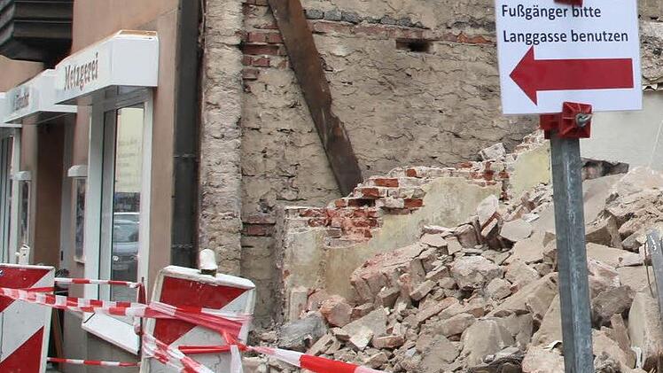 Fußgänger werden auf die Umleitung über die Langgasse verwiesen. Foto: Stephan Tiroch