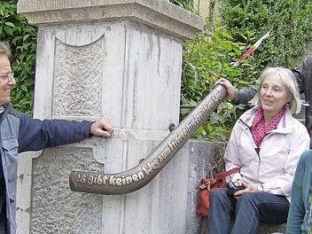 Künstler Wolfram von Bieren (l.) freut sich gemeinsam mit Renate Krause, Bürgermeister Nekolla und Karin Bernhart (v. l.) über seinen Handlauf.  Foto: Petra Malbrich