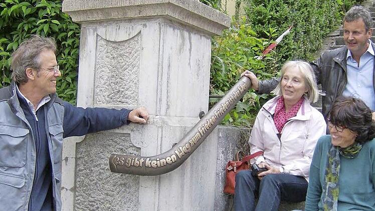 Künstler Wolfram von Bieren (l.) freut sich gemeinsam mit Renate Krause, Bürgermeister Nekolla und Karin Bernhart (v. l.) über seinen Handlauf.  Foto: Petra Malbrich