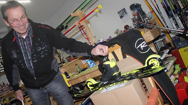 Die Skier für Edgars kleinen Enkel Max stehen schon bereit.  Foto: Fuchs