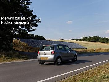 Unsere Fotomontage zeigt, wie eine PV-Anlage an der ehemaligen Bundesstraße östlich von Obertheres aussehen könnte. Foto: Ulrike Langer