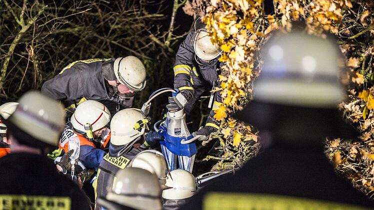 Bei einer Rettungsaktion versuchten zahlreiche Einsatzkr&auml;fte auf der A70 fast zwei Stunden, einen schwer verletzten Fahrer aus einem Wrack zu befreien. Foto: Rene Ruprecht