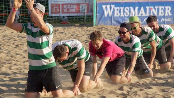 Gl&uuml;cklich legte die "Hamsterbande" nach ihrem dritten Triumph in Isling eine witzige Polonaise aufs sandige Parkett. Fotos: Mario Deller