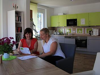 Die Quartiersmanagerinnen Katja Brade und Nadja Motschmann haben  Ideen, wie sie die Betreuungsgruppe im Gruppenraum unterhalten kann.  Maximal zehn Personen sollen hier beispielsweise gemeinsam oder für sich alleine basteln, kochen, spielen und lesen können.Jutta Rudel