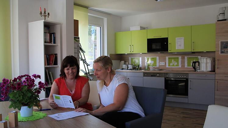 Die Quartiersmanagerinnen Katja Brade und Nadja Motschmann haben  Ideen, wie sie die Betreuungsgruppe im Gruppenraum unterhalten kann.  Maximal zehn Personen sollen hier beispielsweise gemeinsam oder für sich alleine basteln, kochen, spielen und lesen können.Jutta Rudel