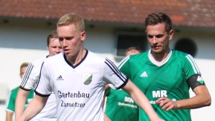Tobias Freimuth (li.) am Ball, Sven Rauh (re.) eilt heran.