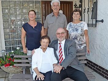 Gertrud Mertel mit Bürgermeister Egon Herrmann, dahinter stehend von links Tochter Birgit Wich, Gerhard Lindlein und Tochter Karin Wenzel  Foto: K.- H. Hofmann