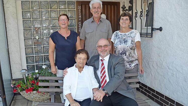 Gertrud Mertel mit Bürgermeister Egon Herrmann, dahinter stehend von links Tochter Birgit Wich, Gerhard Lindlein und Tochter Karin Wenzel  Foto: K.- H. Hofmann