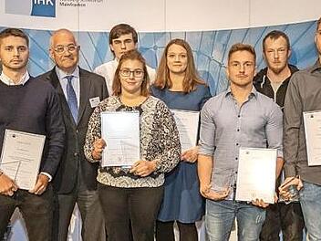 Die besten Pr&uuml;flinge aus dem Kreis Ha&szlig;berge mit den Vertretern der IHK  Foto: IHK W&uuml;rzburg/Schweinfurt