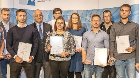 Die besten Pr&uuml;flinge aus dem Kreis Ha&szlig;berge mit den Vertretern der IHK  Foto: IHK W&uuml;rzburg/Schweinfurt