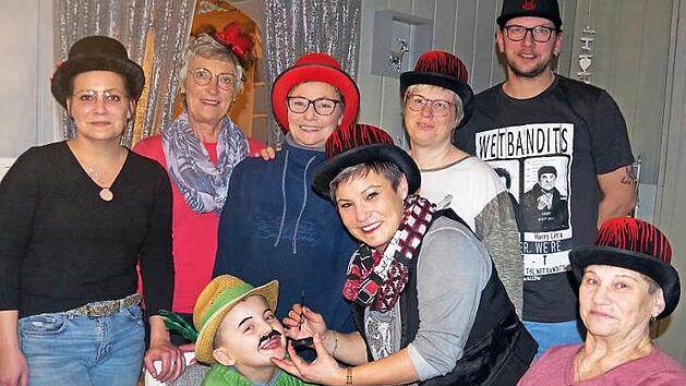 Das "Wilde Rudel" macht sich startklar f&uuml;r den Faschingsumzug - (von links) Julia, Luzie, Alexandra, Anja, Doris, Peter sowie Renate und (vorne) der kleine Leo. Auf dem Bild fehlen Carolin, Mike und Nelly.
