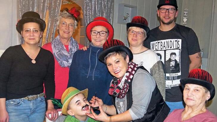Das "Wilde Rudel" macht sich startklar für den Faschingsumzug - (von links) Julia, Luzie, Alexandra, Anja, Doris, Peter sowie Renate und (vorne) der kleine Leo. Auf dem Bild fehlen Carolin, Mike und Nelly.
