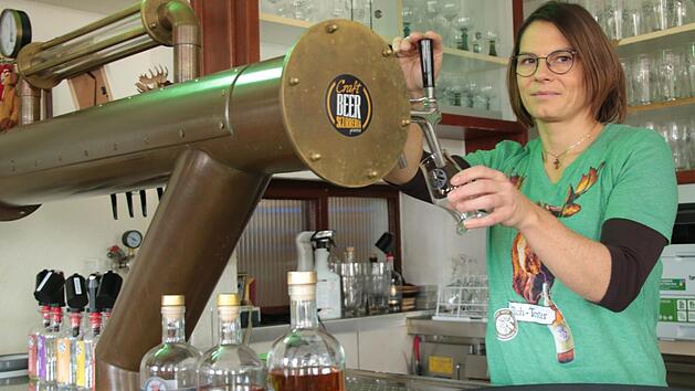 Bianca Kugler steht in ihrer Gaststätte, die wegen des Teil-Lockdowns geschlossen ist - im Gegensatz zur Brauerei. Foto: Franziska Rieger