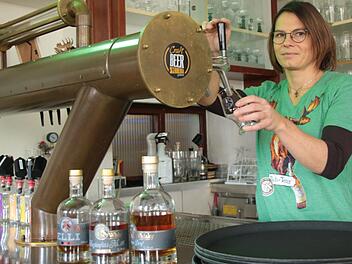 Bianca Kugler steht in ihrer Gaststätte, die wegen des Teil-Lockdowns geschlossen ist - im Gegensatz zur Brauerei. Foto: Franziska Rieger