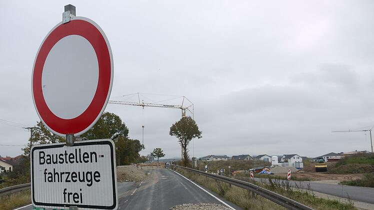 Bald  geht da was: Noch aber muss sich der Verkehr per Ampelregelung  gesteuert an der  Brückenbaustelle in Kaltenbrunn vorbeiquetschen. - Foto: Berthold Köhler