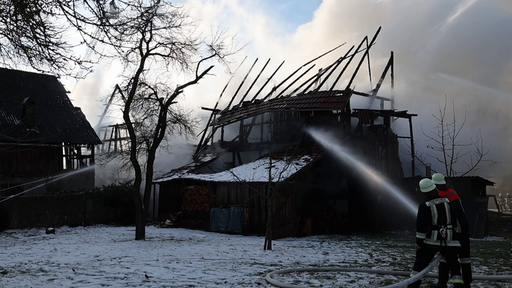 Scheunenkomplex brennt in Ahlstadt nieder - Zwei Feuerwehrangehörige verletzt