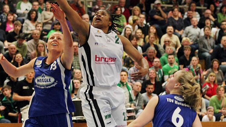 Janae Young spielte eine hervorragende erste Halbzeit hatte dann aber Probleme mit ihrem Knie.