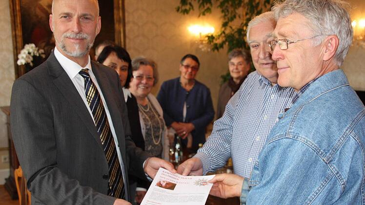 Flyer der Polizei in Deutsch und Russisch über den "Enkeltrick" will der Bad Kissinger Ausländerbeirat an Aussiedler verteilen. Auf unserem Bild (von links) Oberbürgermeister Kay Blankenburg, Hans-Peter Kreutzberg und Johann Esin vom Migrationsbeirat.  Foto: Edgar Bartl