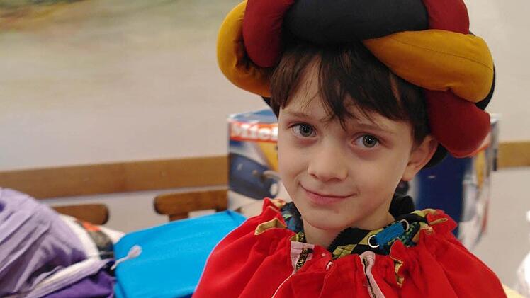 Moritz ist zum ersten Mal beim Sternsingen dabei mit und hat sein Kostüm schon gefunden. Am 6. Januar muss er als König Caspar noch geschminkt werden. Das Laufen in den langen weiten Gewändern müsse er nicht noch üben. Foto: Stephanie Elm