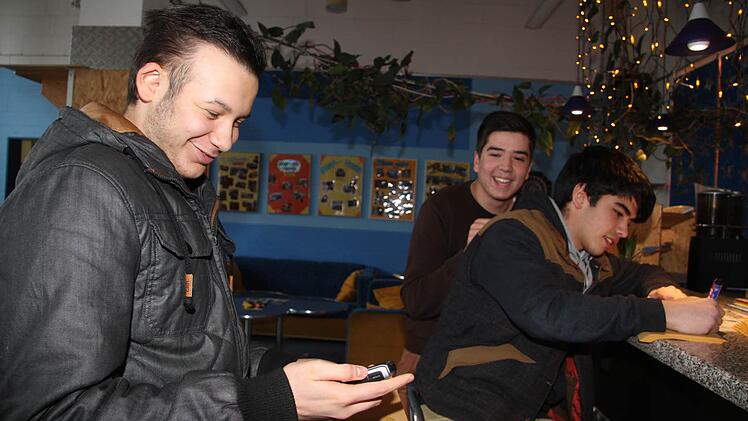 Noch ein letztes Mal schaut Yusuf Yilmaz auf das Display, bevor er sein Telefon aus der Hand gibt.