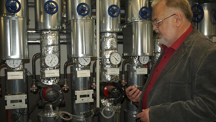 Das "Herzstück" der neuen Hackschnitzelheizung ist die Elektrik. Hier erfolgt die Verteilung in die angeschlossenen Gebäude. Kirchenpfleger Walter Schmittdorsch erklärt die einzelnen Abschnitte. Foto: Susanne Deuerling