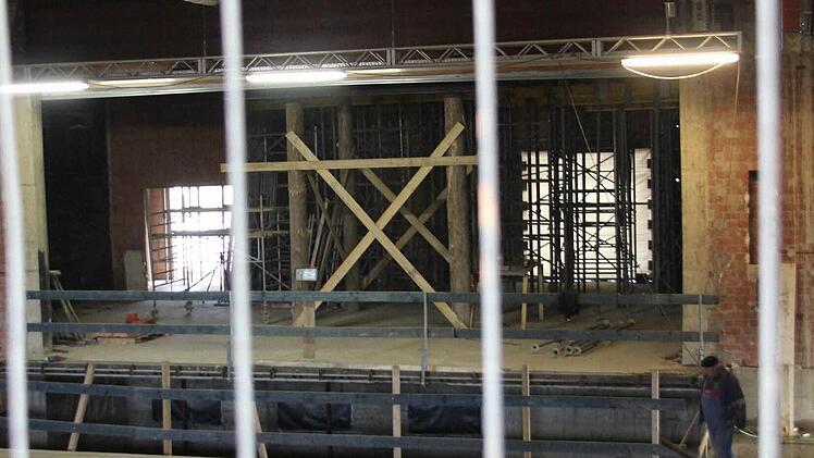 Noch ist sie hinter Gittern: Die neue Bühne hinter den Stufen der Zuschauerreihen. Foto: Marco Meißner