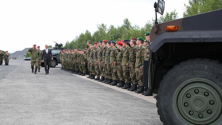 Bürgermeister Gerd Kleinhenz und Oberstleutnant Josef Taubeneder (links) schreiten die Formation ab. Foto: Ulrike Müller